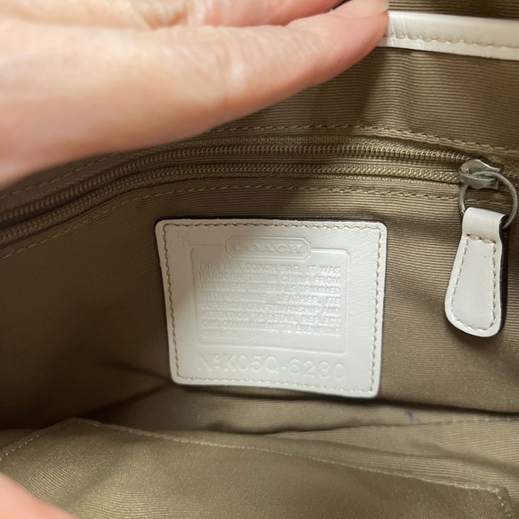 Classic white coach purse - Picture 7 of 12
